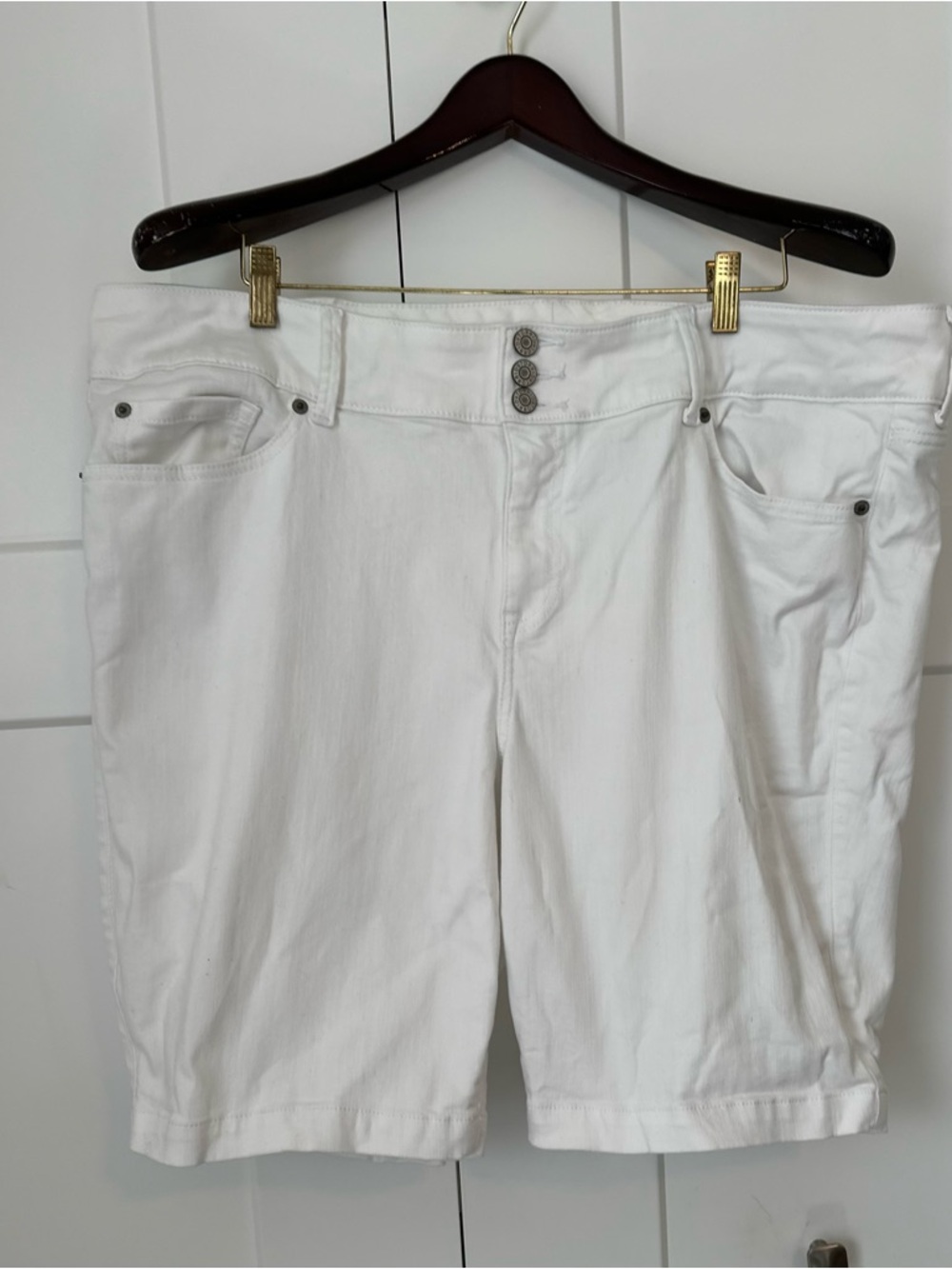 torrid White Jegging Bermuda Shorts‎ 24